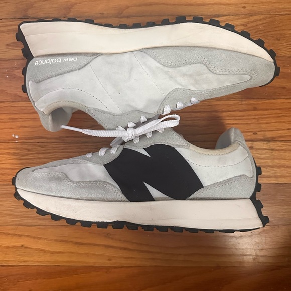 New Balance 327 White and Black Size 7.5 - Picture 3 of 6